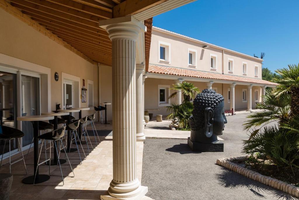 Le Ya'Tis Hotel Сен-Лоран-дез-Арбр Екстериор снимка
