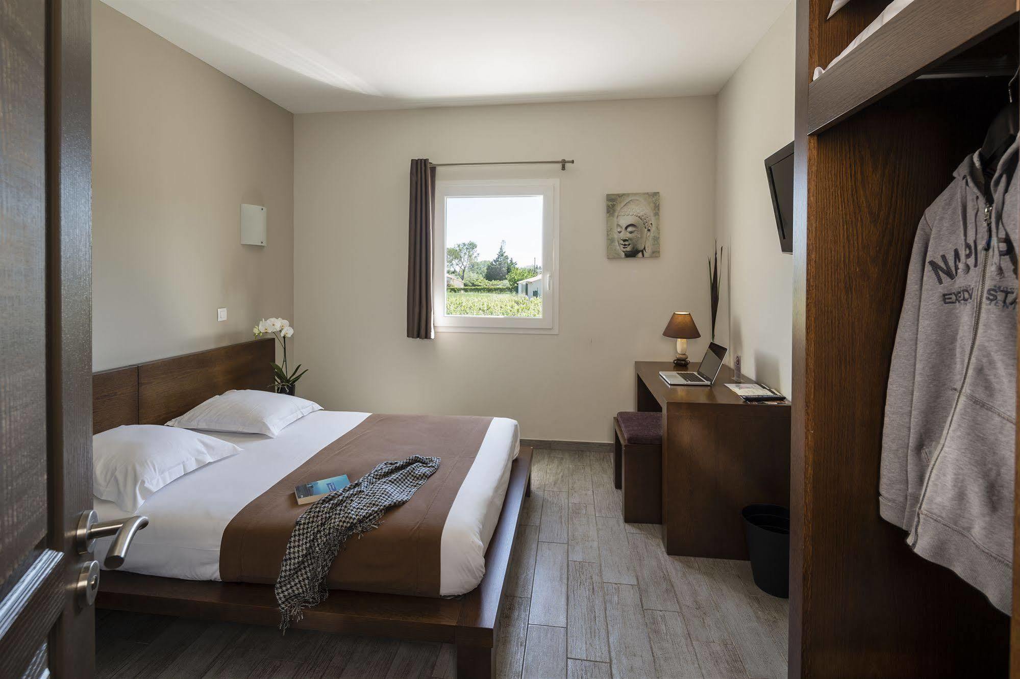 Le Ya'Tis Hotel Сен-Лоран-дез-Арбр Екстериор снимка